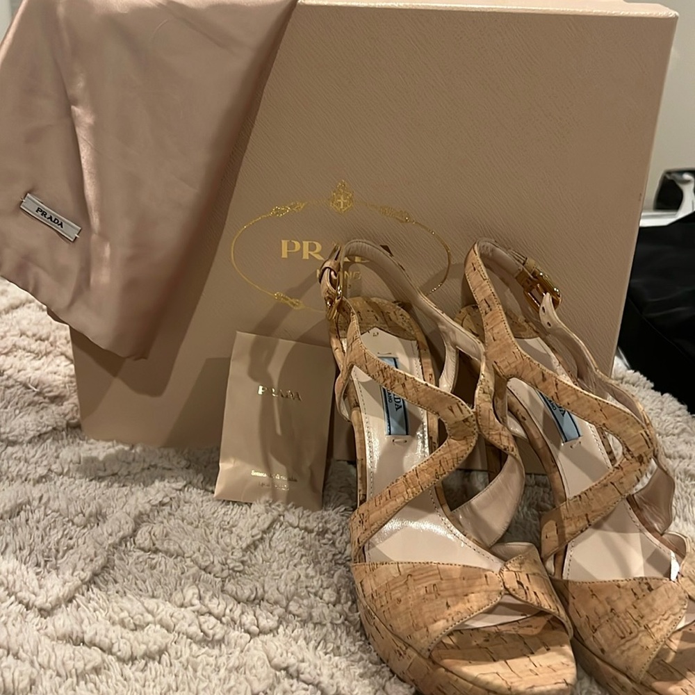 Prada cork natural heels in excellent condition. Size 36
These are gorgeous